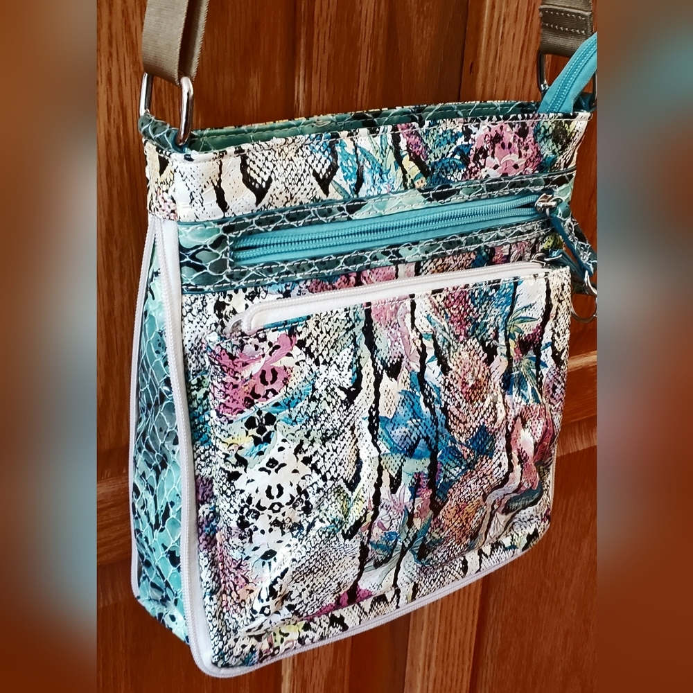 GG...ing Turquoise ANIMAL Print Crossbody Purse. Beautiful Excellent Condition.